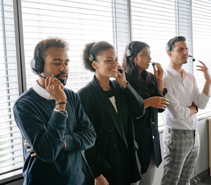 Zróżnicowany zespół ekspertów finansowych dyskutujący nad projektem w nowoczesnym biurze.